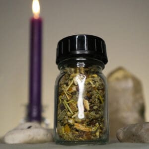 Räucherwerk Raunacht für die Magie der zwölf Raunächte im Glas mit violetter Kerze Runen und Bergkristall