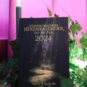 Hexenkalender 2024 das Original mit Runen brennender Stabkerze und Efeu als Deko