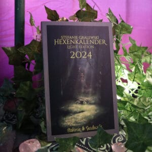 Hexenkalender 2024 Light Edition mit Efeu Runen und brennender Kerze als Deko