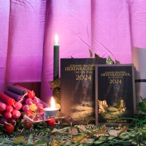 Hexenkalender 2024 VIP Paket mit Stabkerzen und Geschenkbox und als Deko brennende Kerzen Runen und Efeu