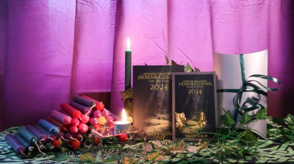 Hexenkalender 2024 VIP Paket mit Stabkerzen und Geschenkbox und als Deko brennende Kerzen Runen und Efeu