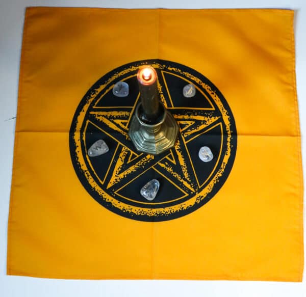 Altartuch in Gelb mit schwarzem Pentagramm und brennender Kerze und Runen Nahaufnahme