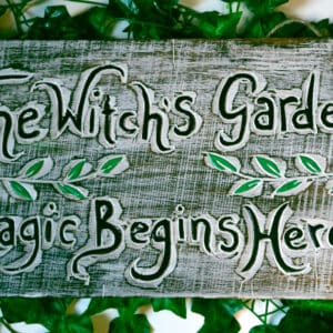 Handgefertigtes Holzschild The Witch's Garden Nahaufnahme mit Efeudeko