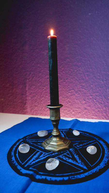Mystisches Altartuch in Blau mit Runen als Deko und brennender Kerze