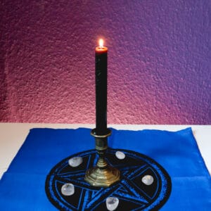 Mystisches Altartuch in Blau mit brennender Kerze und Runen