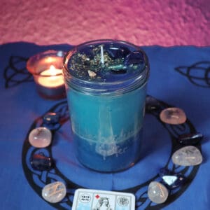 Ritualglaskerze Entscheidungshelfer mit Sodalith und Kräuter umrahmt von Runen mit Lenormandkarte und Teelicht als Deko