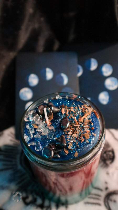 Ritualglaskerze Nächtlicher Frieden mit Bergkristallsplitter und Hämatit und Orakelkarten als Deko