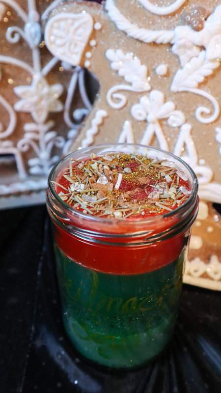 Ritualglaskerze Weihnachtssegen rot-grün mit Bergkristall Zimt und Tannennadeln und Lebkuchendeko