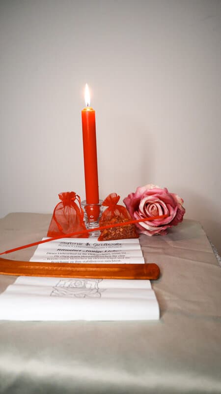 Ritualset Innige Liebe mit Räucherstäbchen Anleitung Kräutermischung Rosenquarz und Rose als Deko