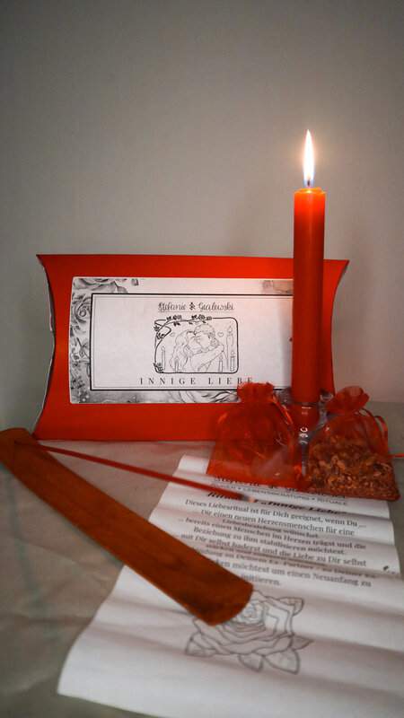 Ritualset Innige Liebe mit brennender Kerze Kräutermischung Rosenquarz Anleitung und Räucherstäbchen