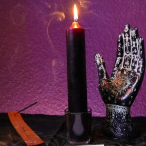 Brennende Ritualkerze Lass mich in Ruh rot-schwarz mit Räucherstäbchen und Anleitung und Handstatue als Deko