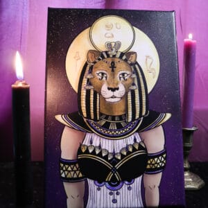Leinwand Farbdruck ägyptische Göttin Sachmet auf Altar mit brennenden Kerzen und Heilsteinen als Deko