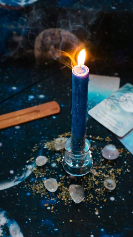Räucherstäbchen angezündet an der Ritualkerze Luna für Mondrituale und Manifestation mit Heilsteine Glitzer und Orakelkarten