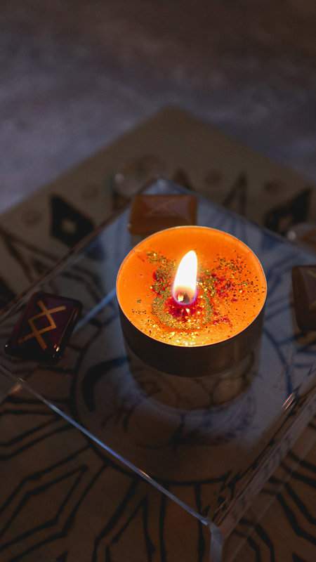 Brennende Teekerze Lichtblick für Zuversicht und positive Energie mit Glitzer und Runen