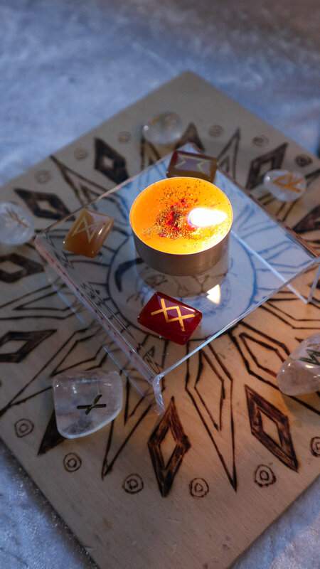 Brennende Teekerze Lichtblick für Zuversicht und positive Energie mit Glasrunen auf Holzboard