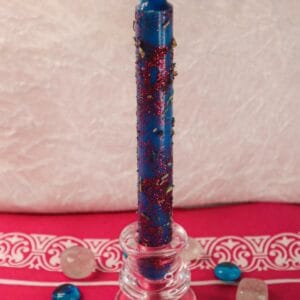 Ritualkerze Motivation blau mit rotem Glitzer im Glaskerzenhalter mit Heilsteinen und blauen Glasperlen als Deko