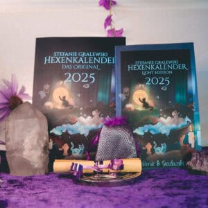 VIP Paket Hexenkalender 2025 Original und Light mit Schriftrolle und Geschenksäckchen und Bergkristall und Amethyst als Deko