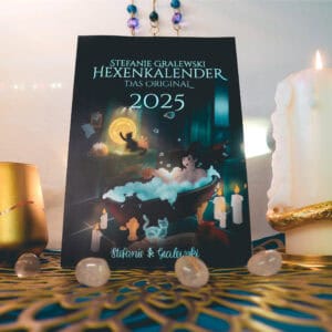 Hexenkalender das Original 2025 mit brennenden Kerzen mit goldener Schlange und Glasrunen als Deko