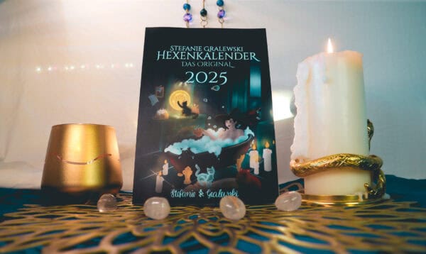 Hexenkalender das Original 2025 mit brennenden Kerzen mit goldener Schlange und Glasrunen als Deko