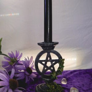 Stabkerzenhalter mit Pentagramm und schwarzer Stabkerze mit Runen und violetten Blumen als Deko