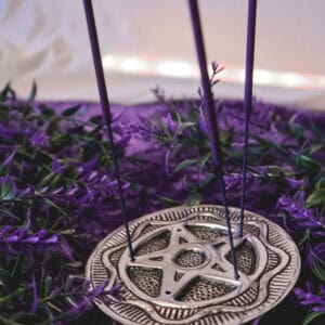 Räucherkegel- und Räucherstäbchenhalter Pentagram silber mit Räucherstäbchen und Lavendel als Deko