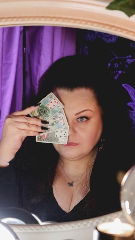 Stefanie Gralewski mit Lenormand Karten