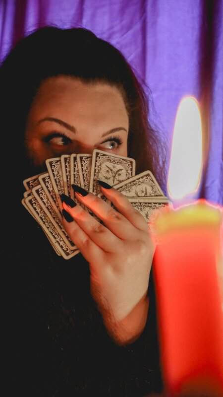 Stefanie Gralewski mit Lenormand Karten