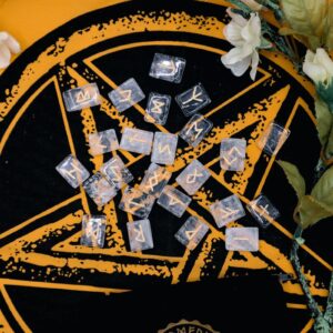 Bergkristall Runen Set – Reine Klarheit und göttliche Führung