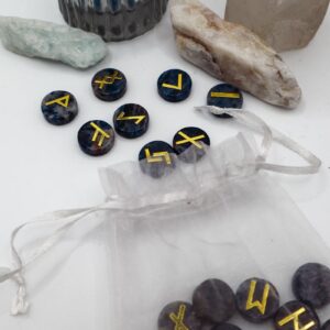 Sodalith Runen Set – Blaue Logik und nordische Weissagung