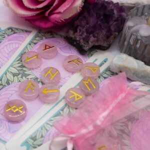 Rosenquarz Runen Set – Herzensweisheit und nordische Magie