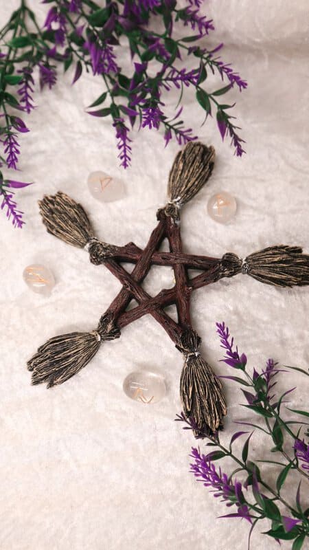 Hexen-Besen-Pentagramm-Plakette – Uralter Schutz und die Kraft der Elemente für Deinen Altar