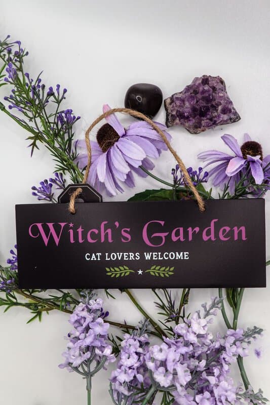 Deko Schild "Witch's Garden" – Wo Magie und Katzenliebe blühen